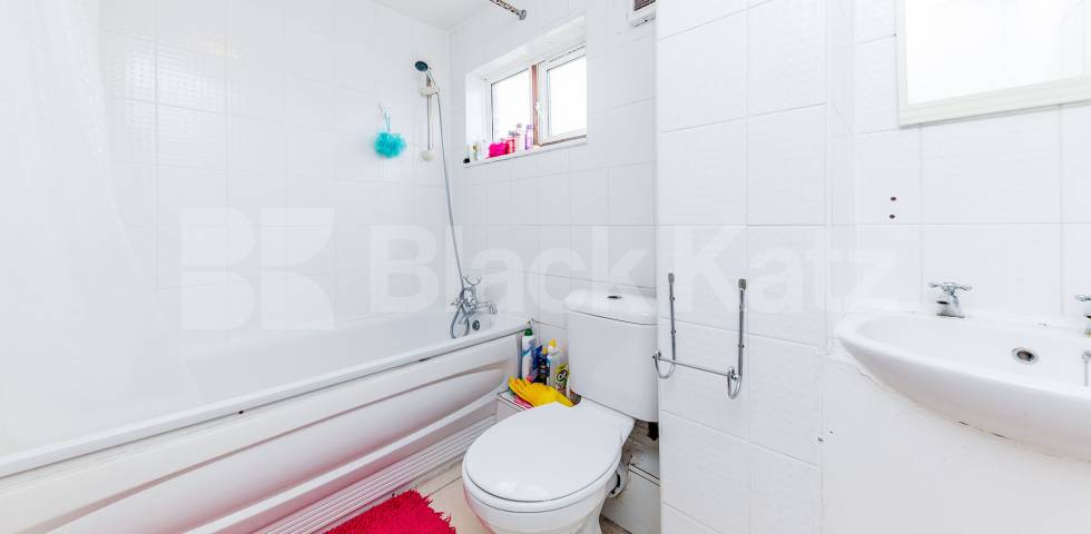 Four double bedrooms large lounge modern kitchen - mins to tube & shops. Williamson Street, Holloway